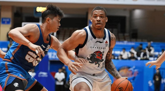 山东核心外援伤退，球队大胜四川刷新28连败纪录