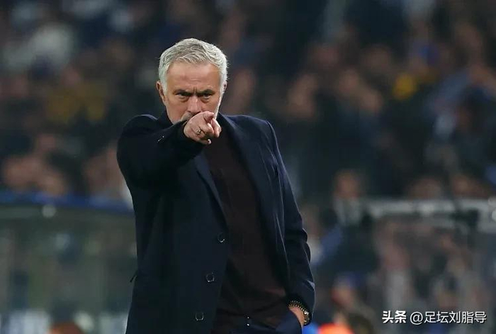 穆里尼奥面临下课危机 公开批评球员却坚持留任