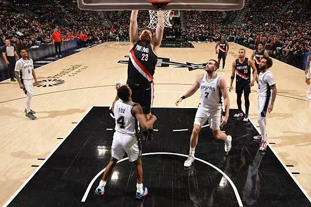 开拓者G2逆转马刺 克林根表现低迷成关键因素