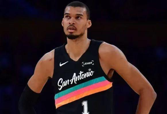 马刺双星闪耀横扫雄鹿 字母哥十年无缘季后赛