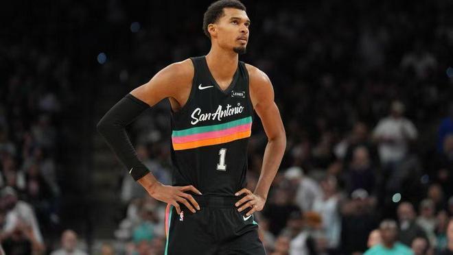 马刺双星闪耀横扫雄鹿 字母哥十年无缘季后赛