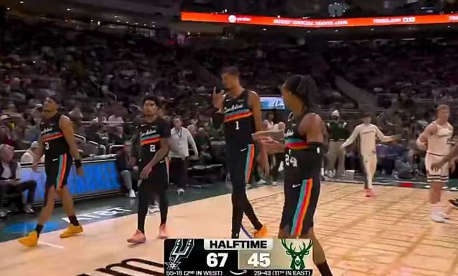 马刺双星闪耀横扫雄鹿 字母哥十年无缘季后赛