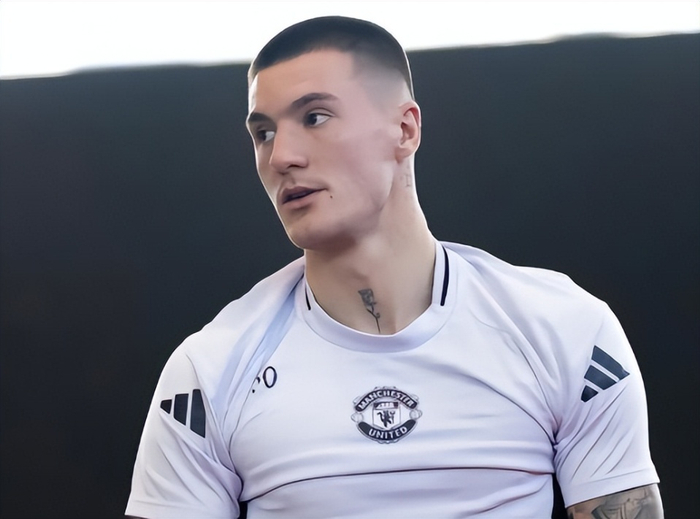 曼联瞄准莱万免签补强锋线解决进攻顽疾